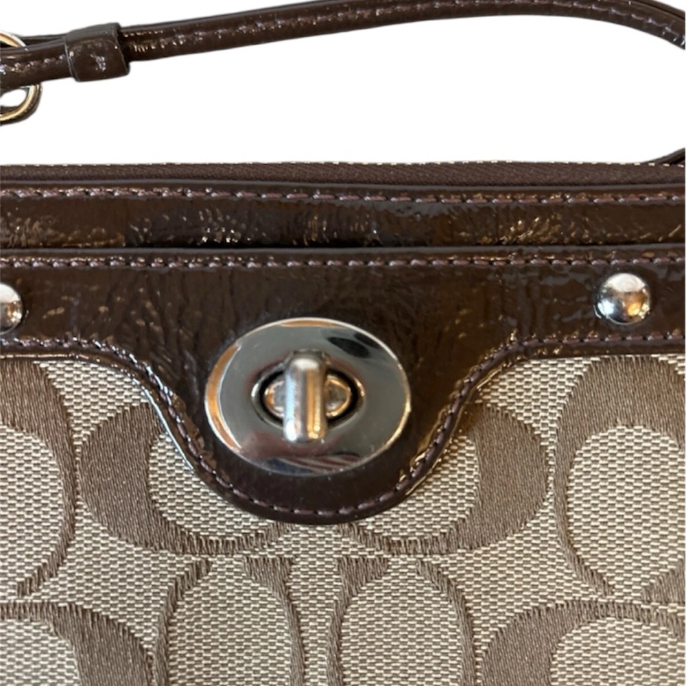 Coach F88913 Leather Zip Wallet in Signature Canvas - Khaki - Picture 2 of 5
